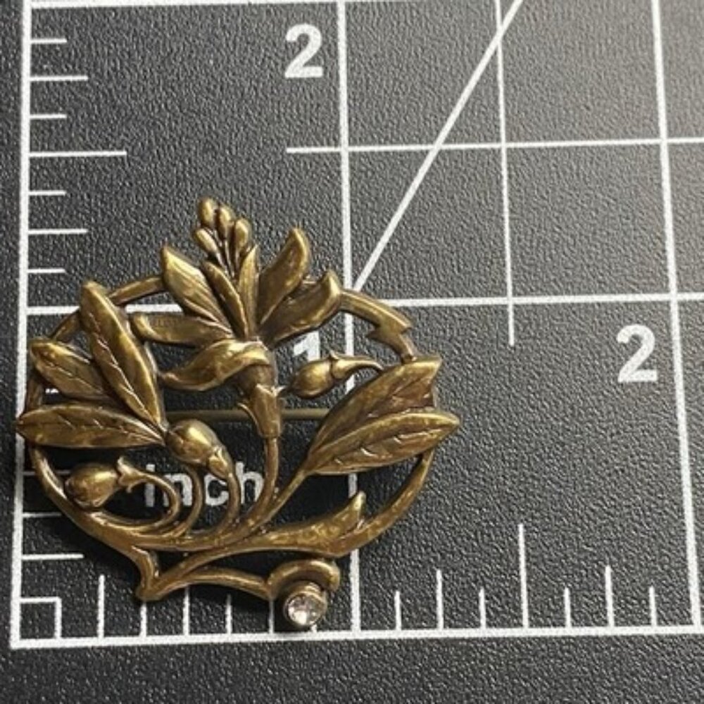 Vtg Art Nouveau Revival Brass Floral Brooch Openwork Lily Rhinestone 1.25 x1.25" - Picture 6 of 6